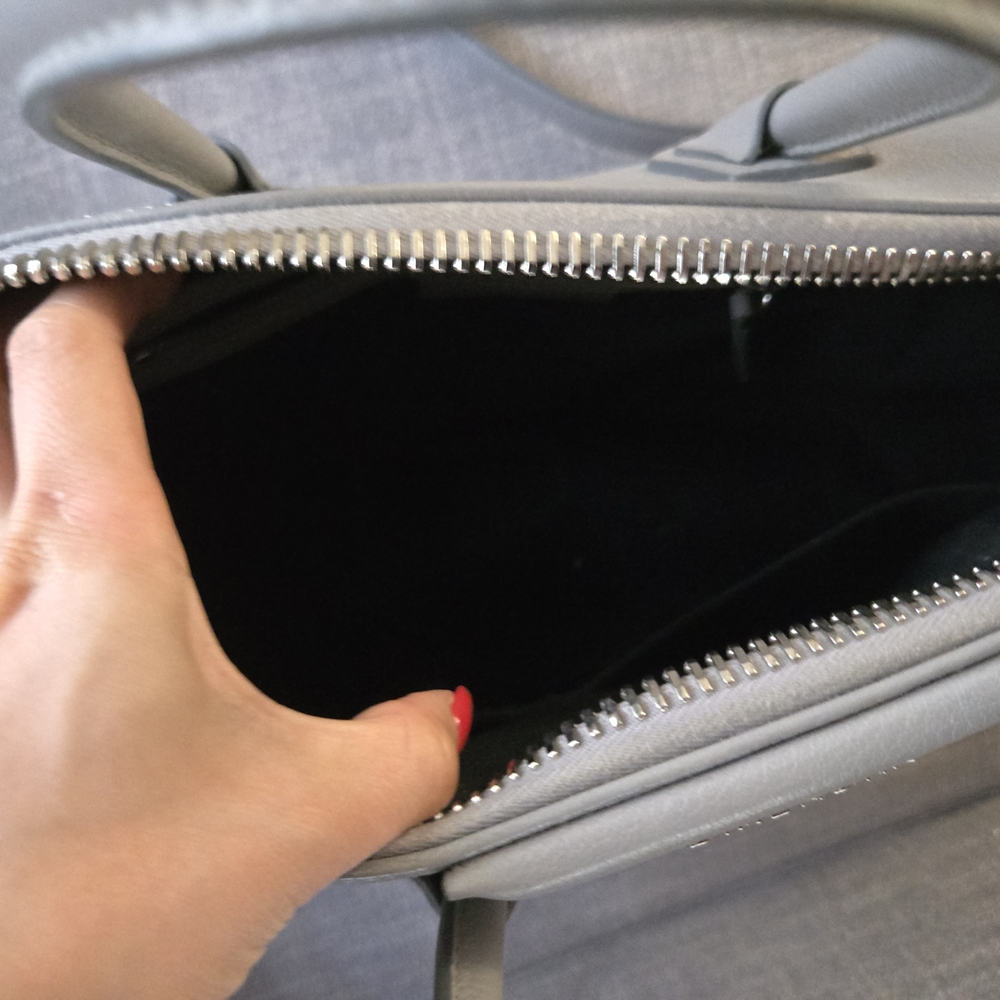 Givenchy Small Antigona in pearl grey - Picture 14 of 16